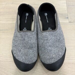 Mahabis Classic Gray and Black Slip-Ons